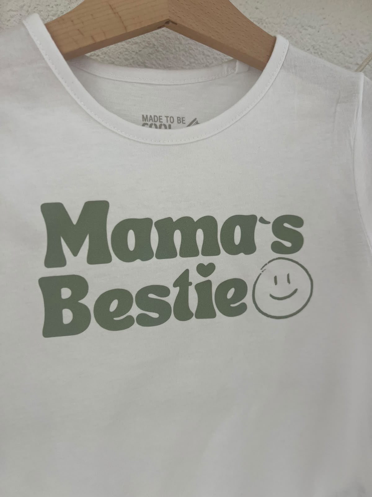 Mama's Bestie Bügelbild | Aufbügler Schriftzug Smiley Kinder | 18x8cm | Olivgrün