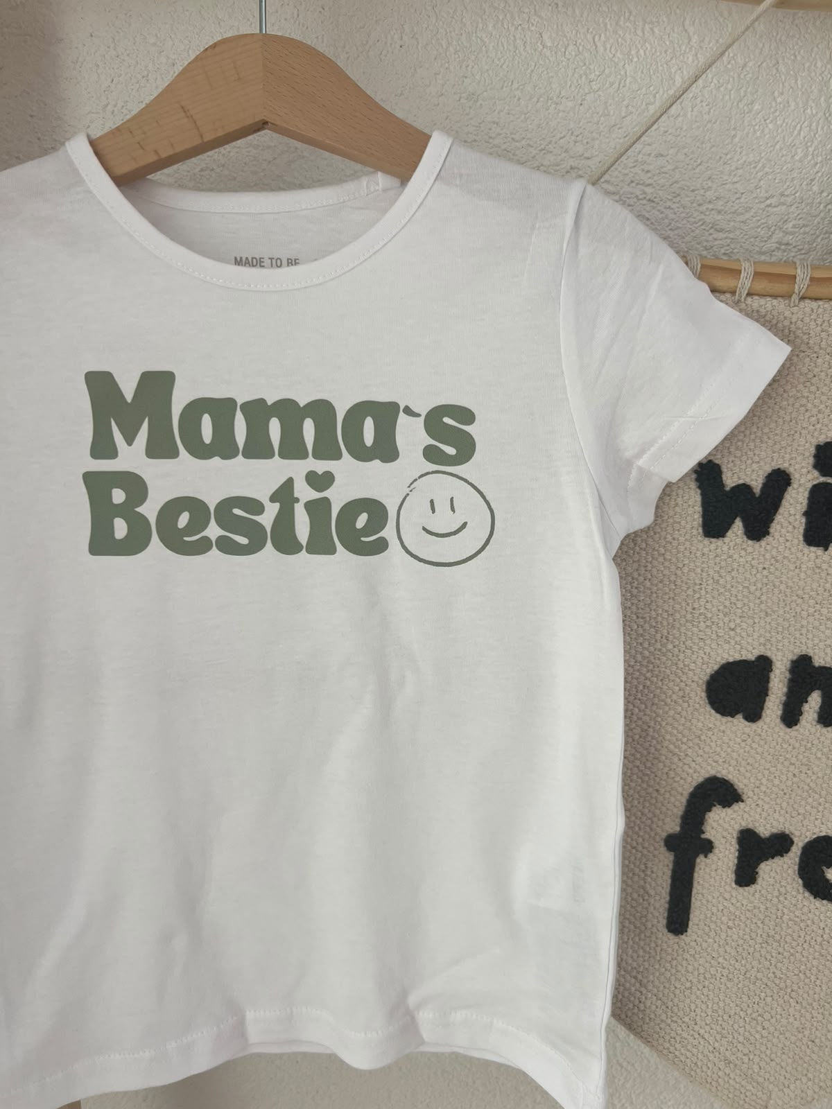 Mama's Bestie Bügelbild | Aufbügler Schriftzug Smiley Kinder | 18x8cm | Olivgrün