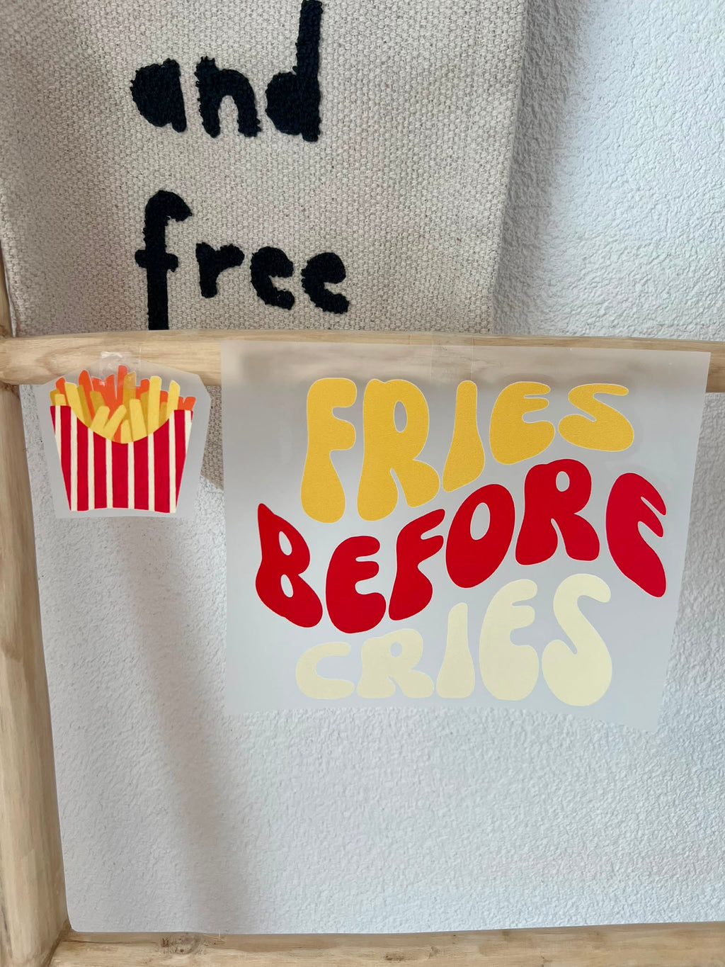 Fries Before Cries Bügelbild | Pommes Vorder & Rückenprint | DTF Transfer Kinderkleidung